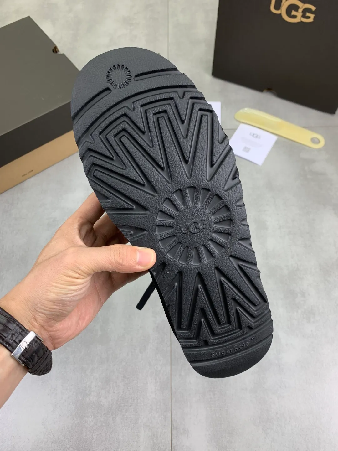 Men's men's shoes 💰P640 New top version UGG 2025 autumn and winter high-top new casual shoes new series Ansley Mules Fashionable and comfortable shallow flat slip-on casual loafers ✨ Classic suede cowhide with 10mm wool lining Insole Fleece collar Soft and comfortable ❤️ Decorated with UGG classic heat embossed brand logo on the back side Full texture Lightweight rubber sole Anti-slip, wear-resistant and comfortable Color: Black Brown Size: 39-45